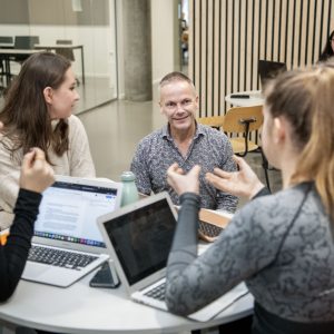 Allan blandt sine studerende