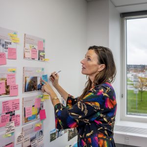 Ditte foran en væg med post-its