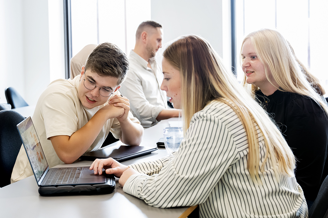 Første hold, der læser e-commerce og digital marketing.