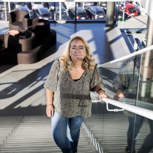 Ann står på trappen
