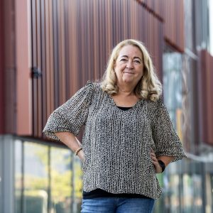 Ann ude foran IBA