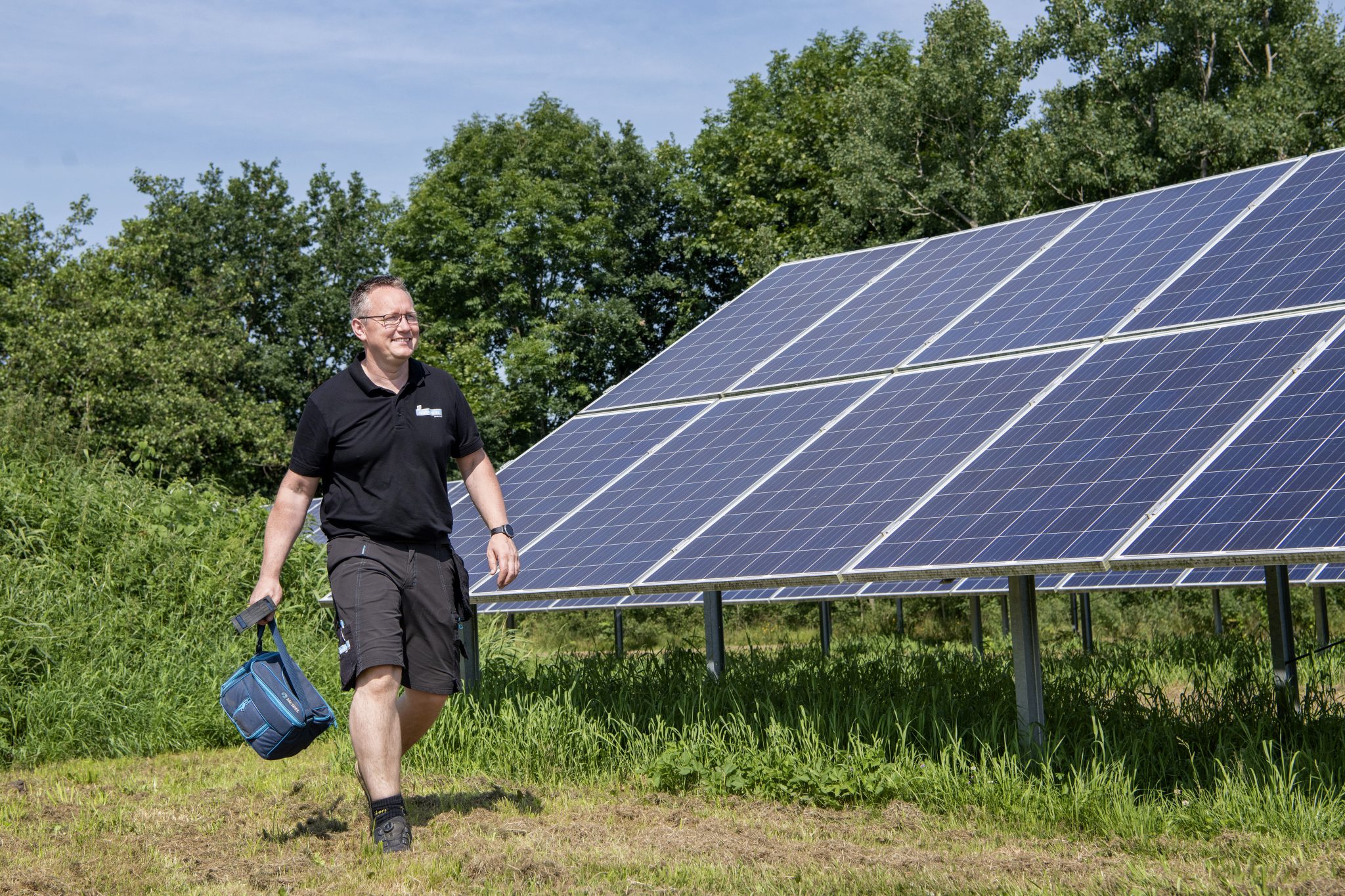 Jesper Mikkelsen på arbejde med solceller.