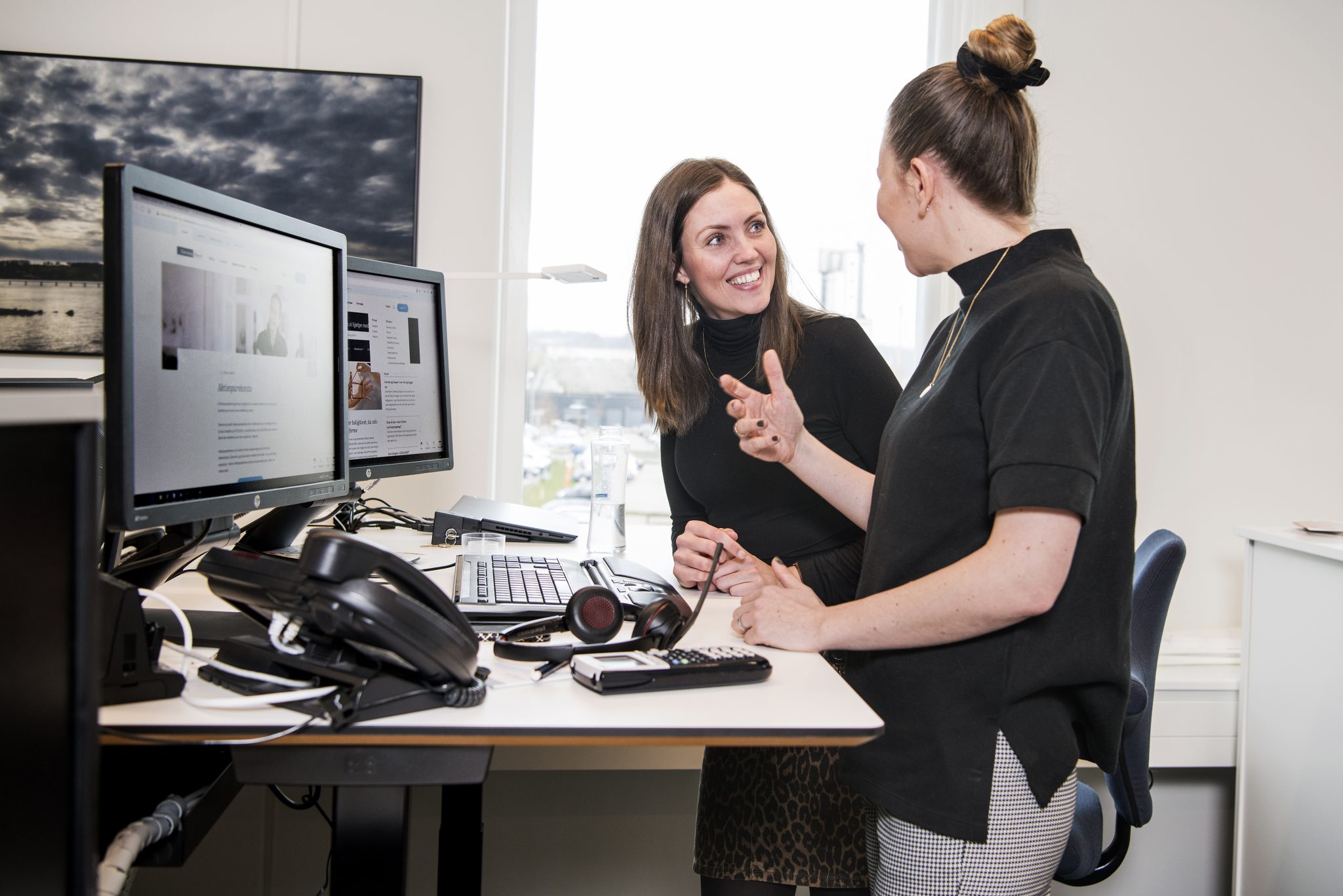 Julie med en kollega