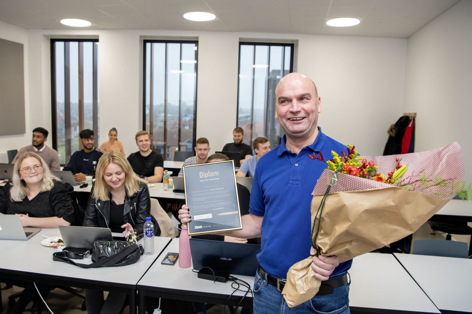 Lars Bach med diplom og blomster