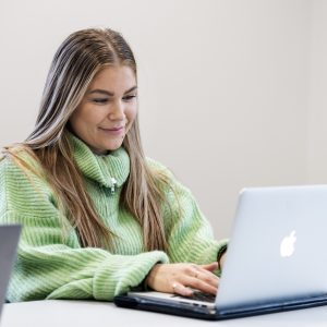 Studerende der sidder med sin computer