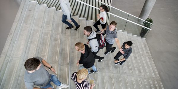 Stemningsbillede af studerende på en trappe i IBA