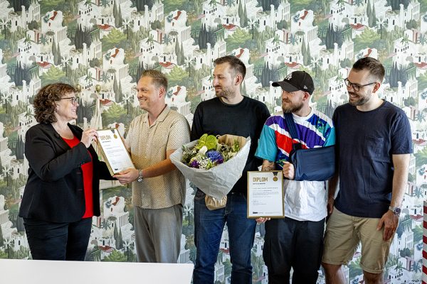Jeannette Lemmergaard der giver diplom til Emil og hans kollegaer hos Superego.