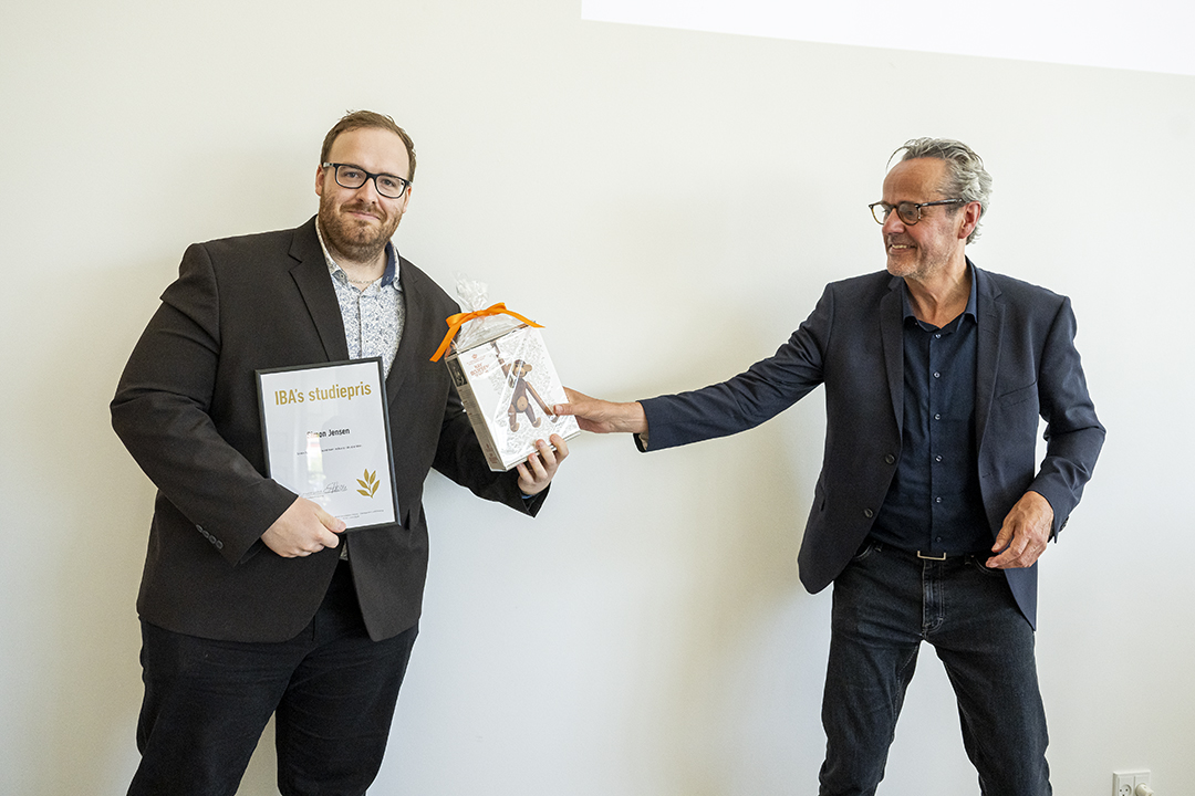 Simon der får overrakt sin pris