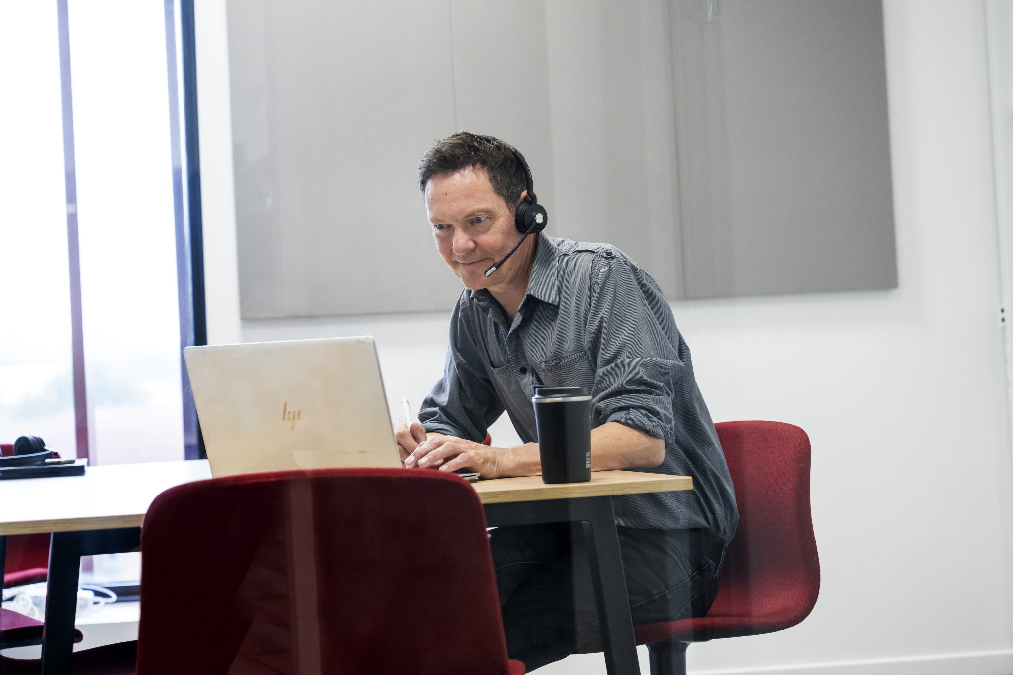 Deltager på et webinar på IBA Erhvervsakademi Kolding