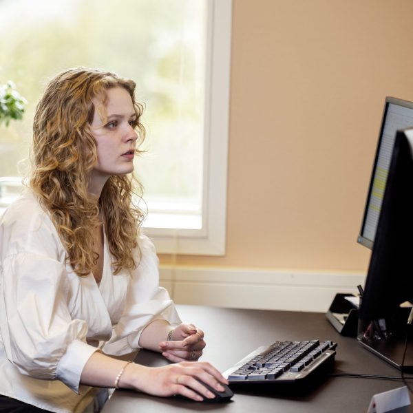 Brianna foran computer.
