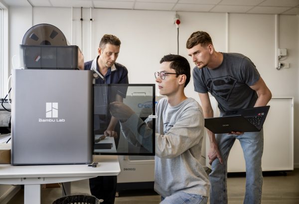 Billede af studerende, der bruger en 3D-print maskine.