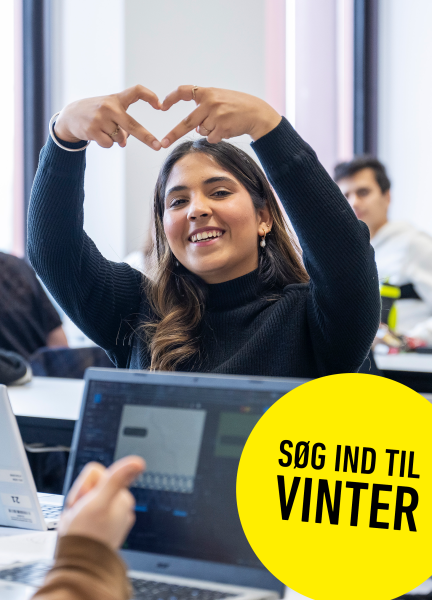 Studerende der laver et hjerte med sine hænder. Tekst: Søg ind til vinter.