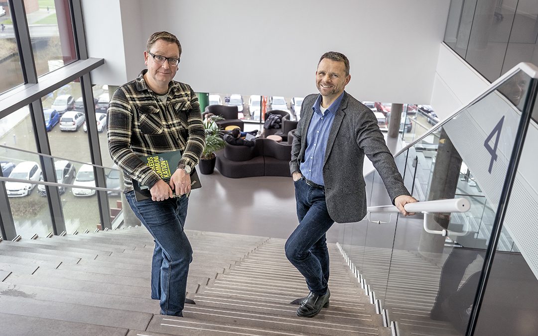 To glade mænd der poserer på den ikoniske IBA trappe.