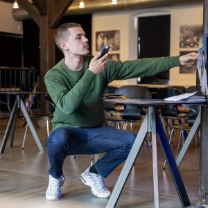 Frederik, der tager billeder med sin smartphone.