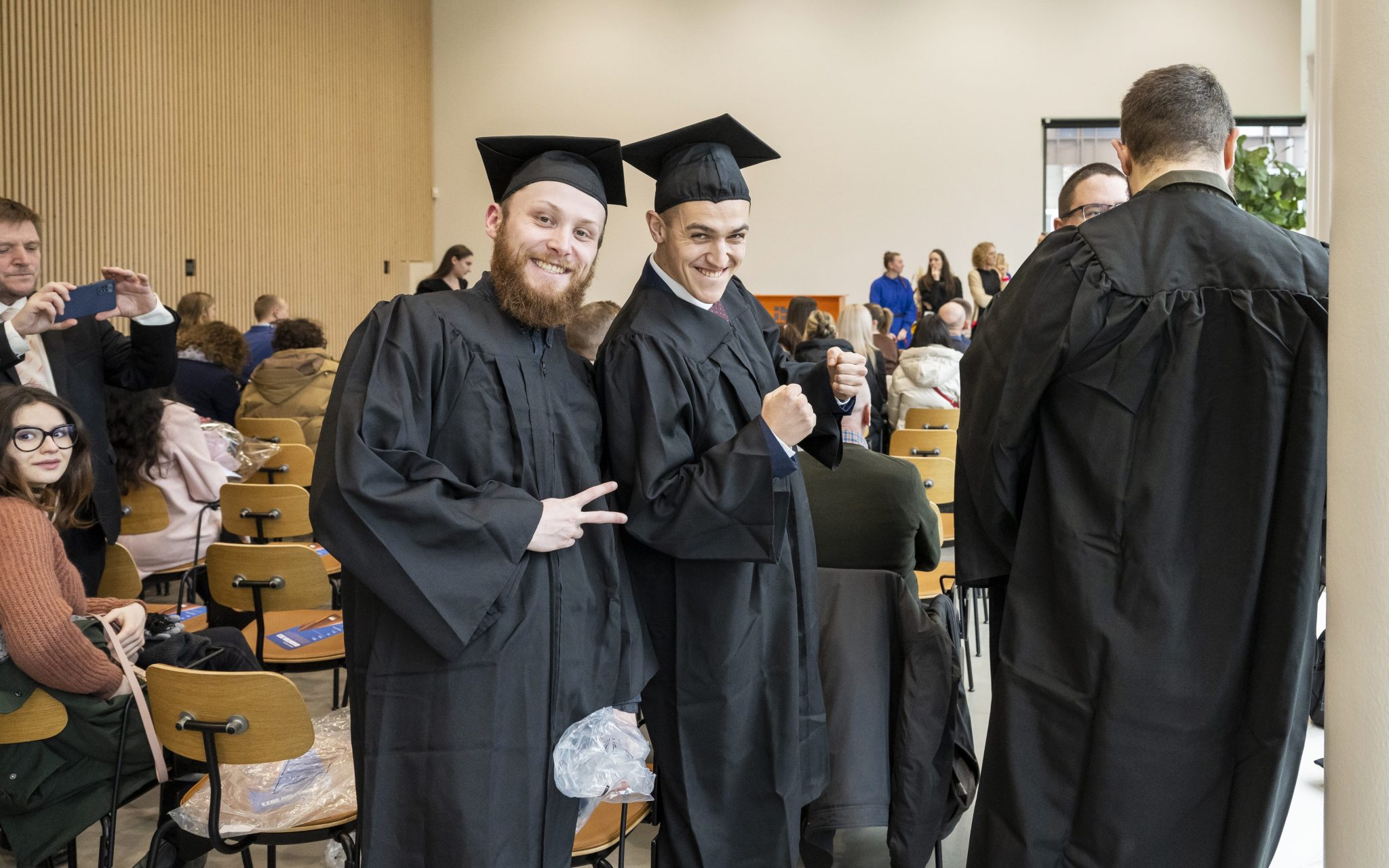 To studerende der netop er dimitteret.