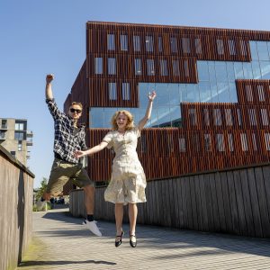 To dimittender der hopper på broen foran IBA.