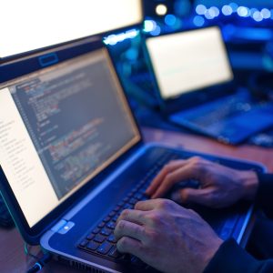 Foto af en bærbar med kodning