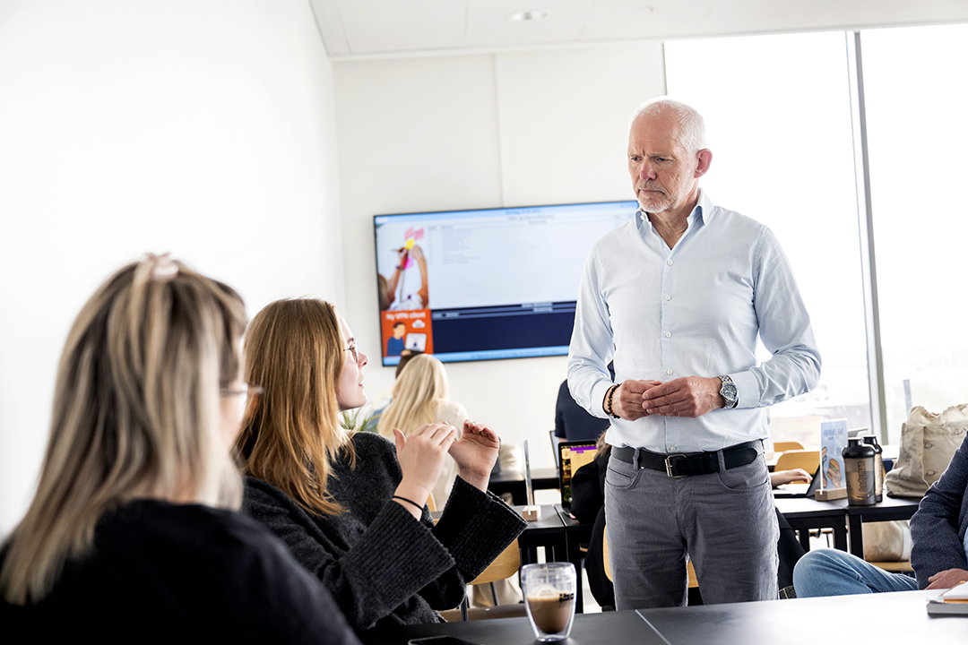 Underviser og studerende på efteruddannelse hos IBA Erhvervsakademi Kolding