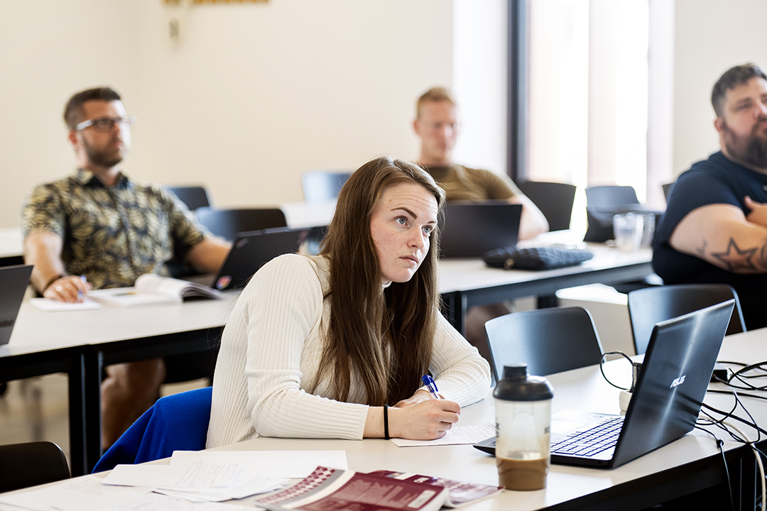 Studerende i undervisningslokale