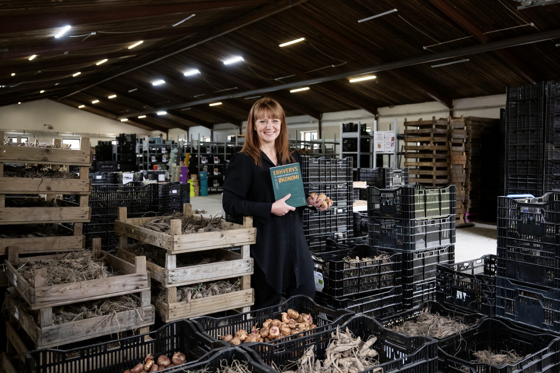 Gitte med bog og løg