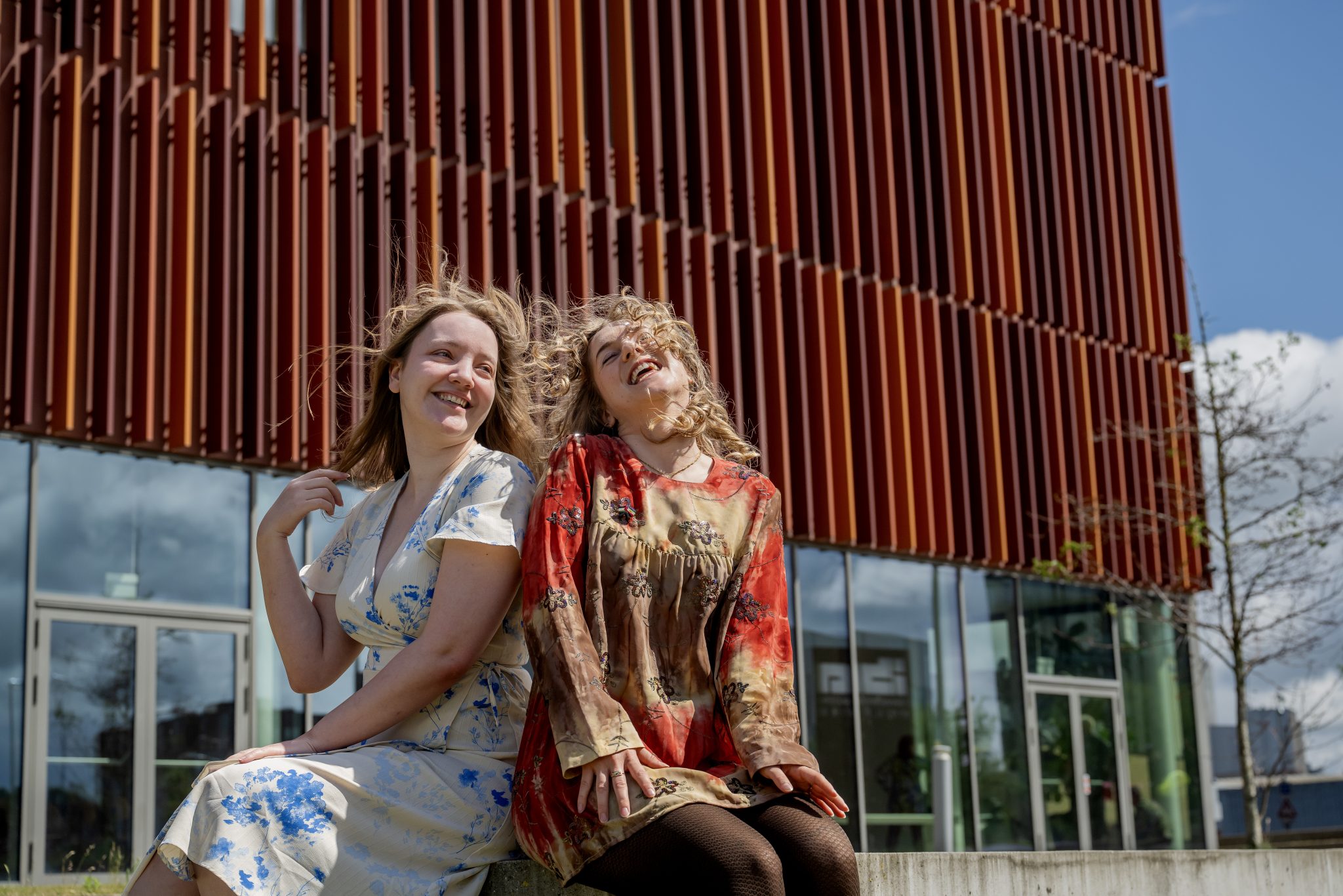 Foto af Louise og Mathilde der sidder foran IBA