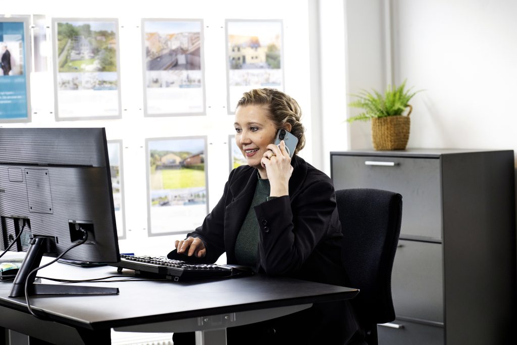 Mona fra Danbolig i Vejle taler i telefon