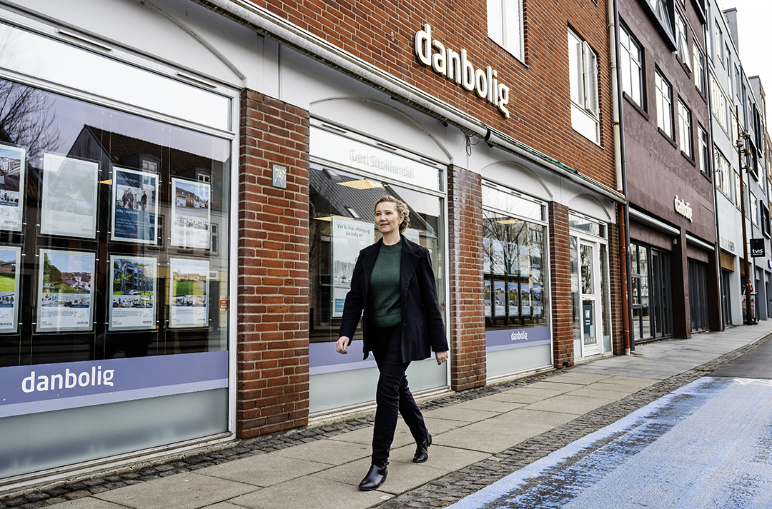 Mona Chanie Sørensen foran Danbolig i Vejle