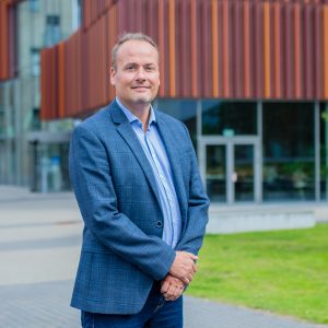 Foto af Michael der står foran IBA's bygning