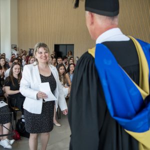 Foto af Oksana, der modtager sit diplom