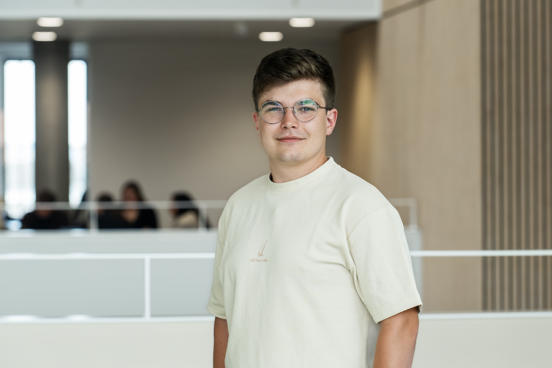 Bo Hoogland går på første hold e-commerce og digital marketing.