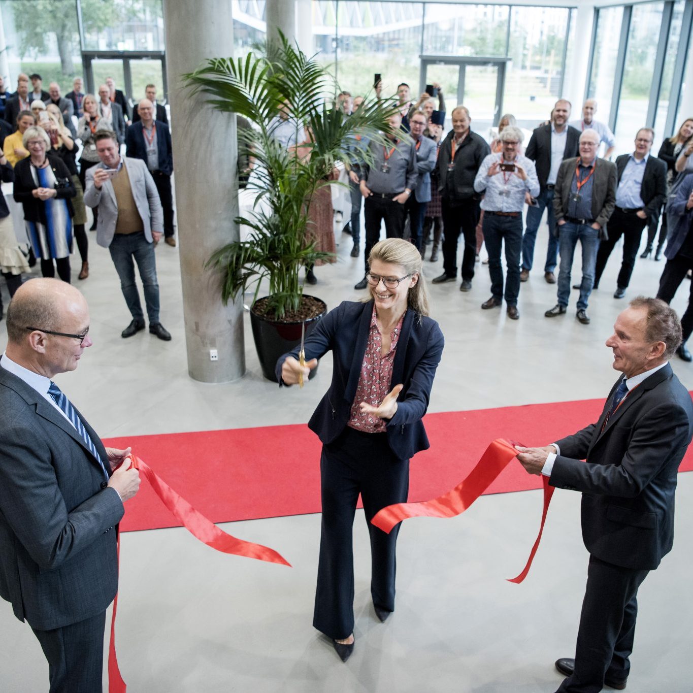 Uddannelses- og forskningsminister Ane Halsboe-Jørgensen der klipper det røde bånd.