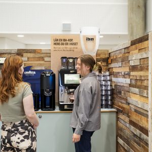 Stemningsfoto fra kaffeautomaten i kantinen