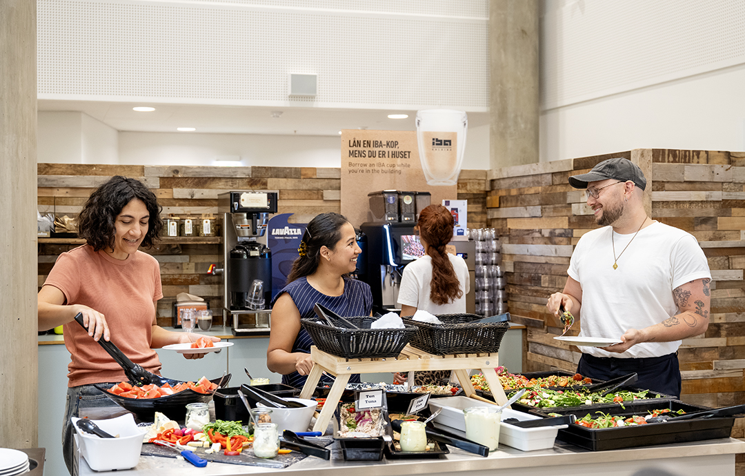 Foto af mennesker der tager mad i kantinen