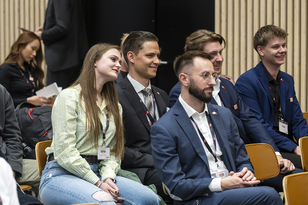 To opmærksomme studerende i publikum