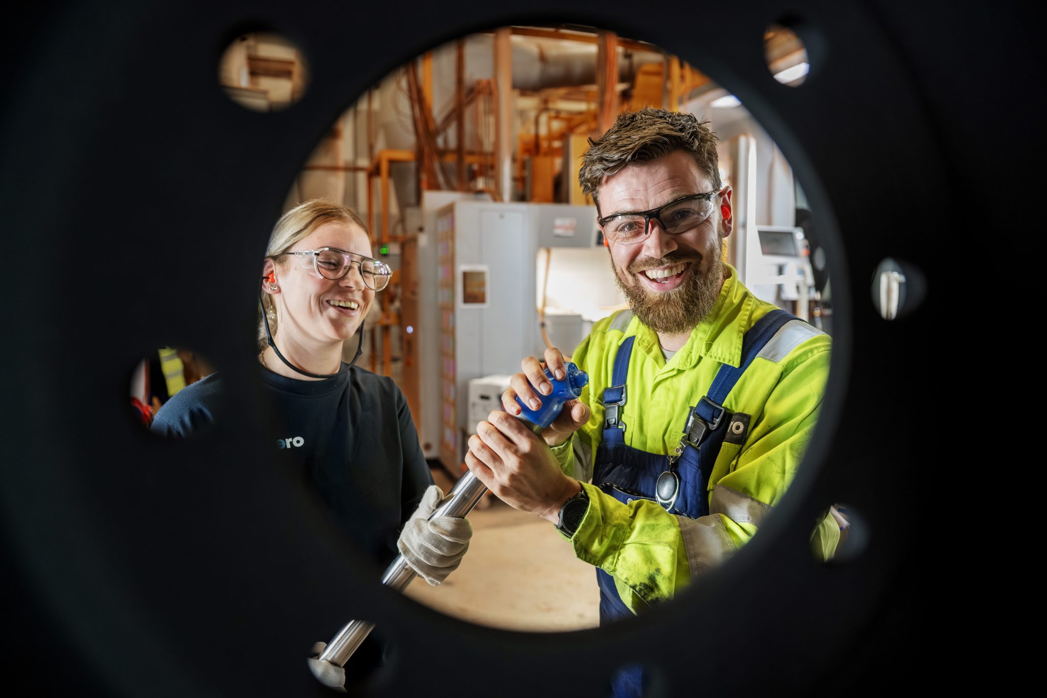 Foto af Philipp og Elja, der kigger igennem en maskine