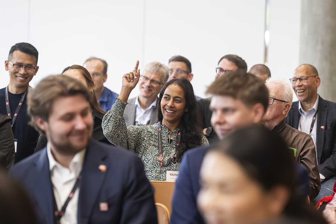 Publikum med hånden i vejret