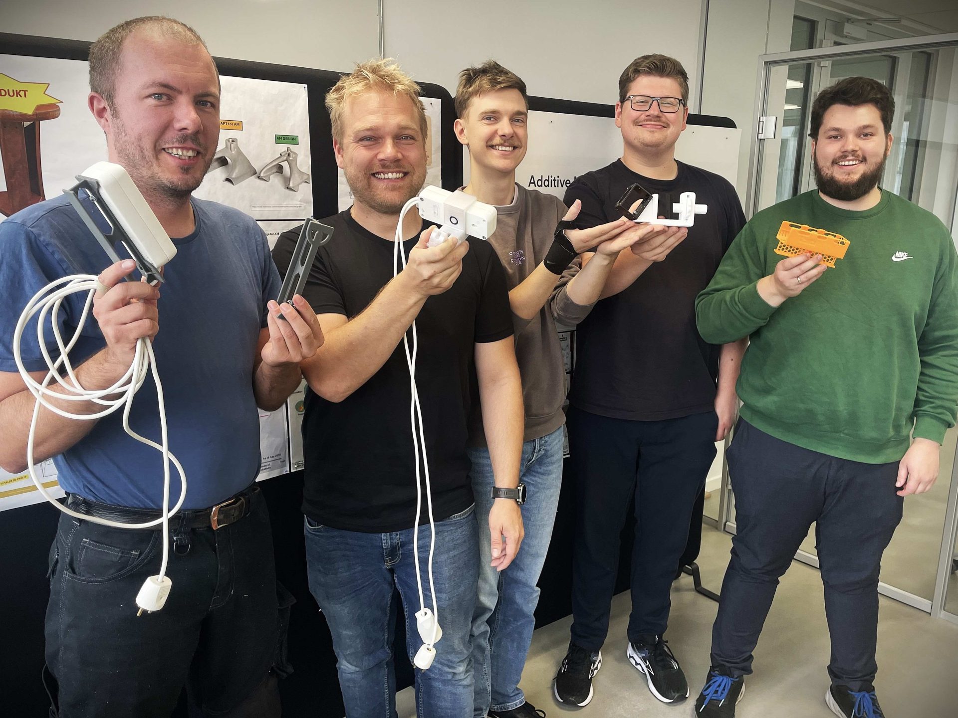 studerende designer og printer ny holdere til stikdåser ved hjælp af 3D-print.