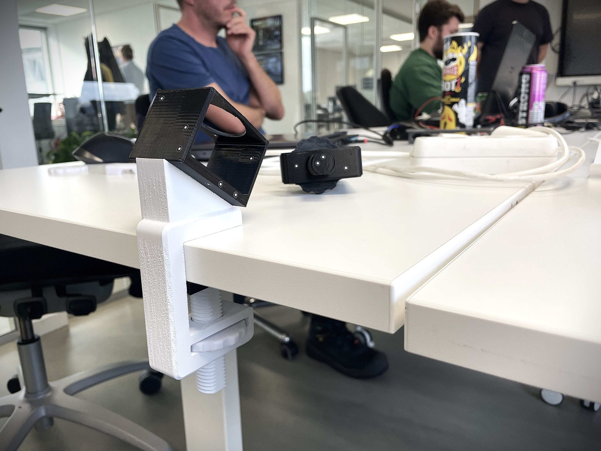studerende designer og printer ny holdere til stikdåser ved hjælp af 3D-print.