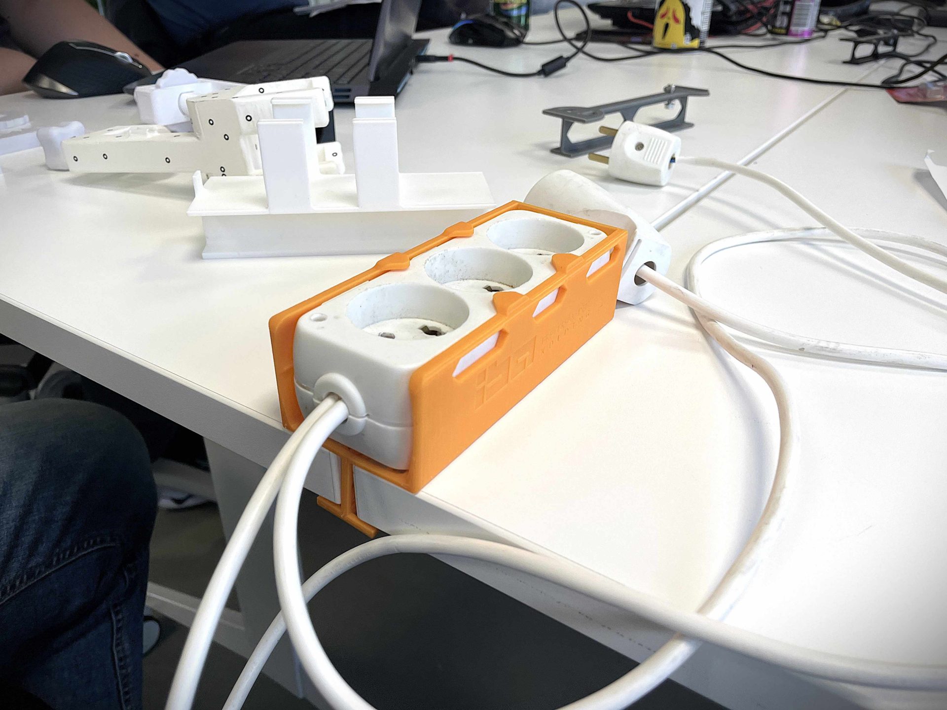 studerende designer og printer ny holdere til stikdåser ved hjælp af 3D-print.