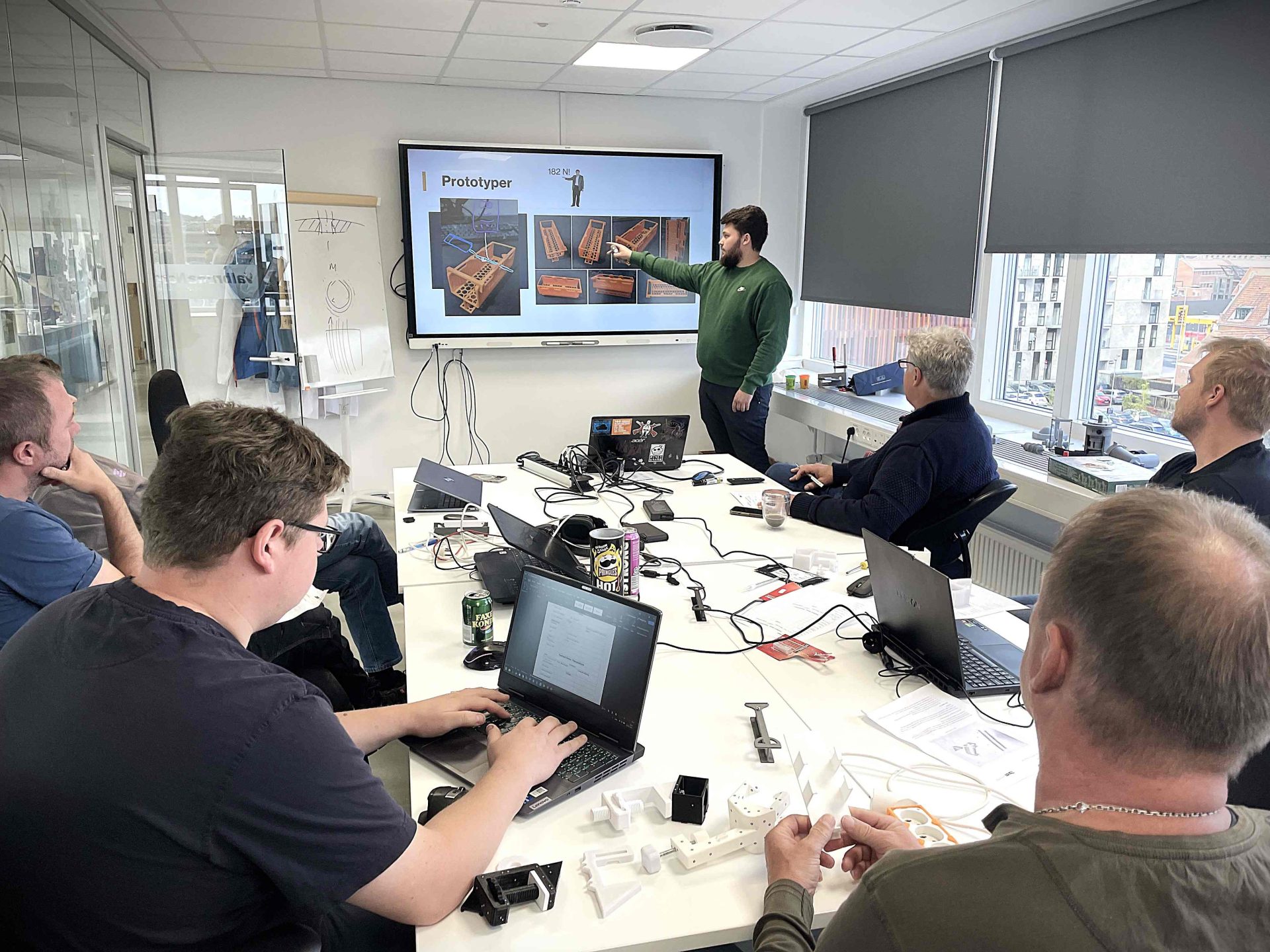 studerende designer og printer ny holdere til stikdåser ved hjælp af 3D-print.