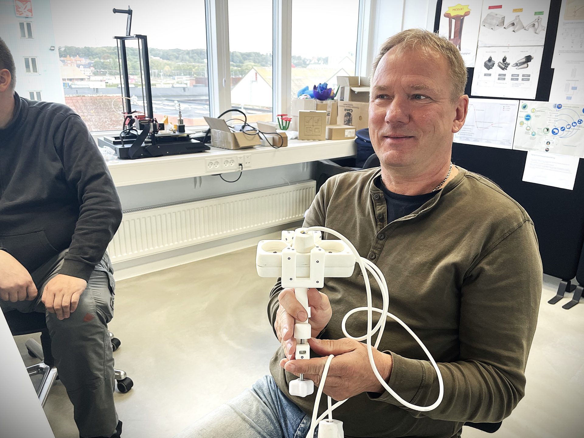 studerende designer og printer ny holdere til stikdåser ved hjælp af 3D-print.