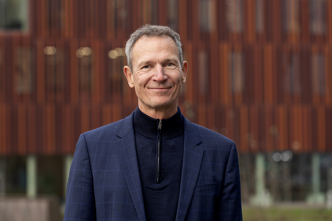 Foto af IBA's rektor Carsten der står foran bygningen