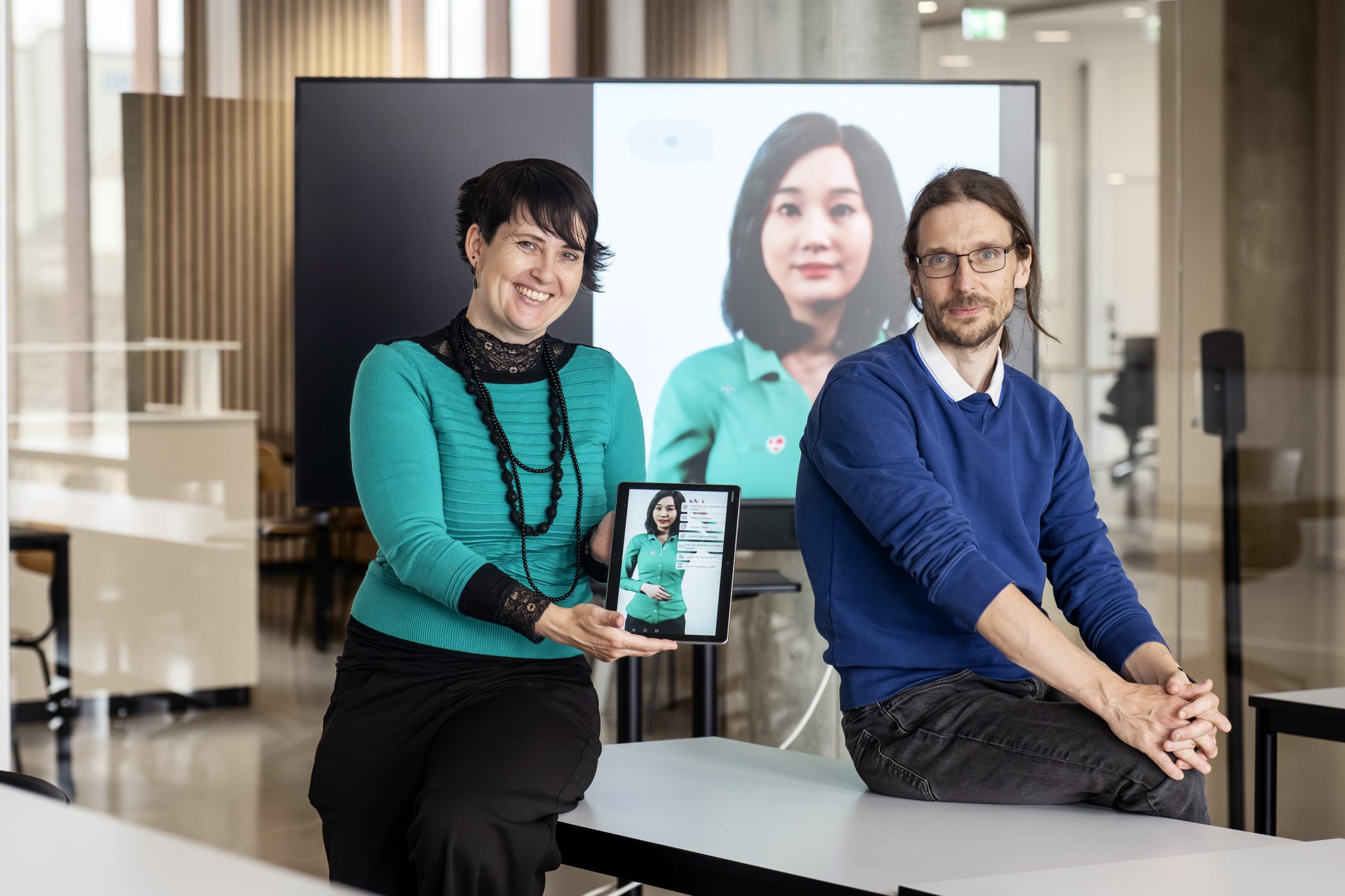 Foto af Anne dorthe der sidder på et bord