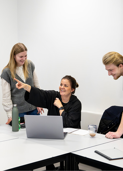 Studerende på efteruddannelse på IBA. Dialog i klasselokalet.