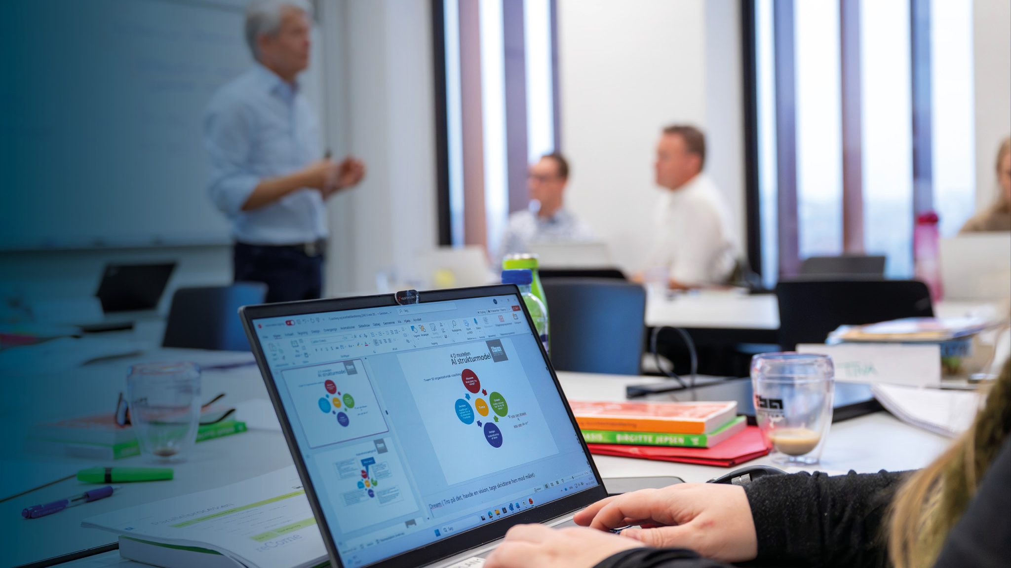 Klasseundervisning på IBA hvor studerende og underviser er i dialog