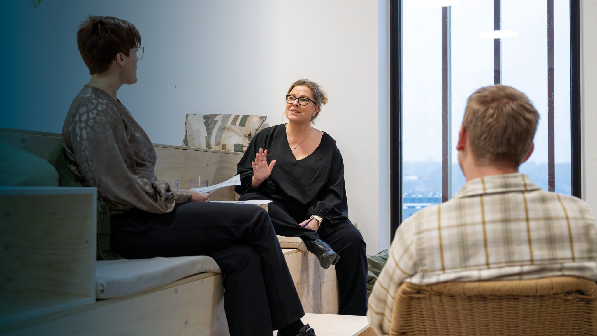 Studerende i dialog i læringsrum på IBA