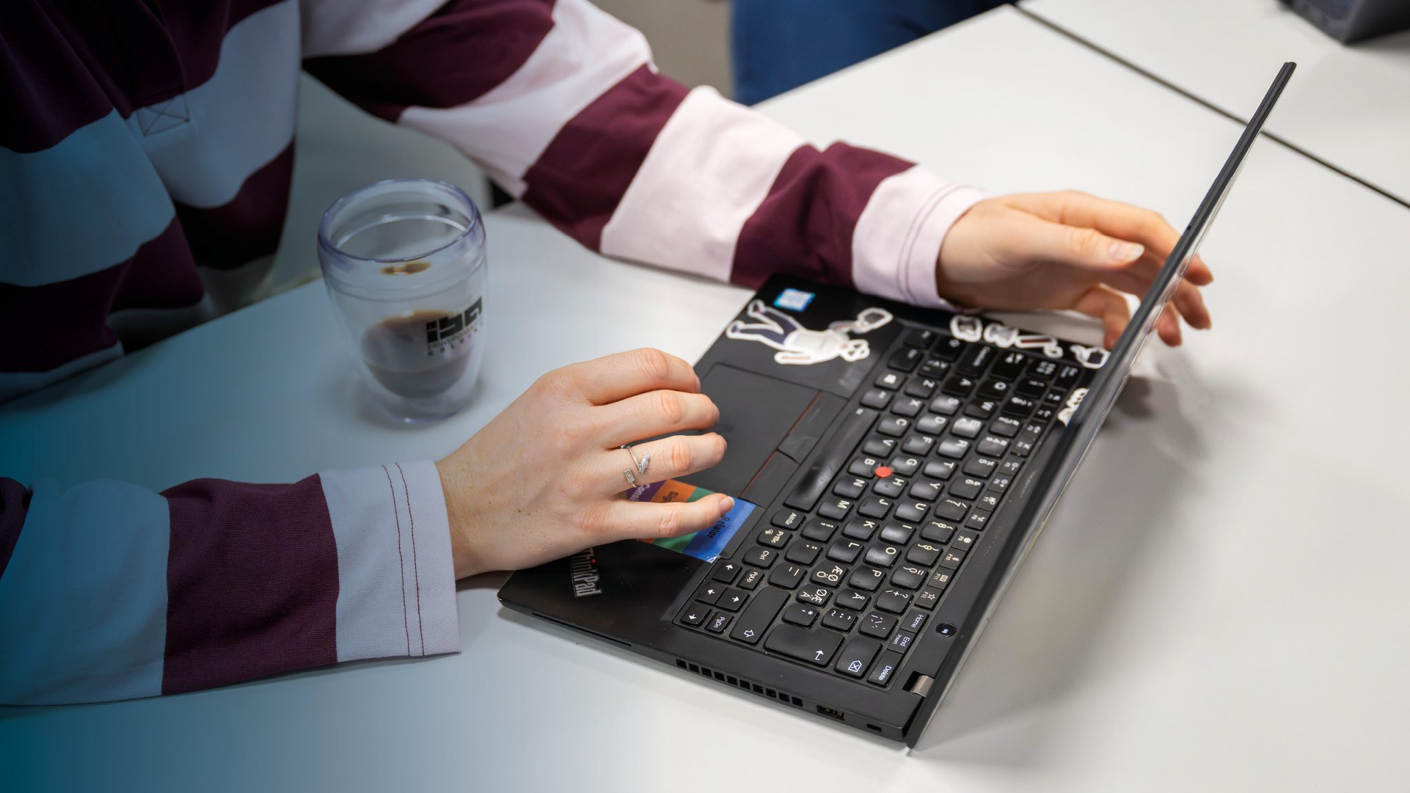 Studerende arbejder på pc.