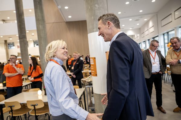 Her er det gæst Helle Larsen, som hilser på rektor Carsten.