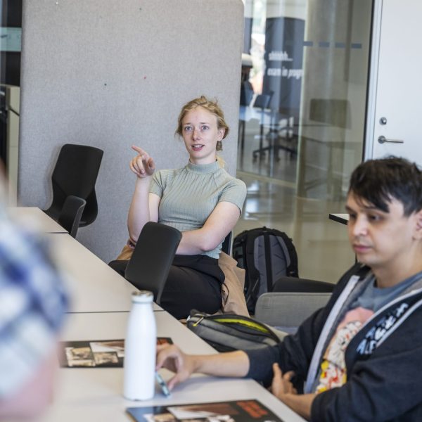 Studerende der sidder og modtager undervisning.