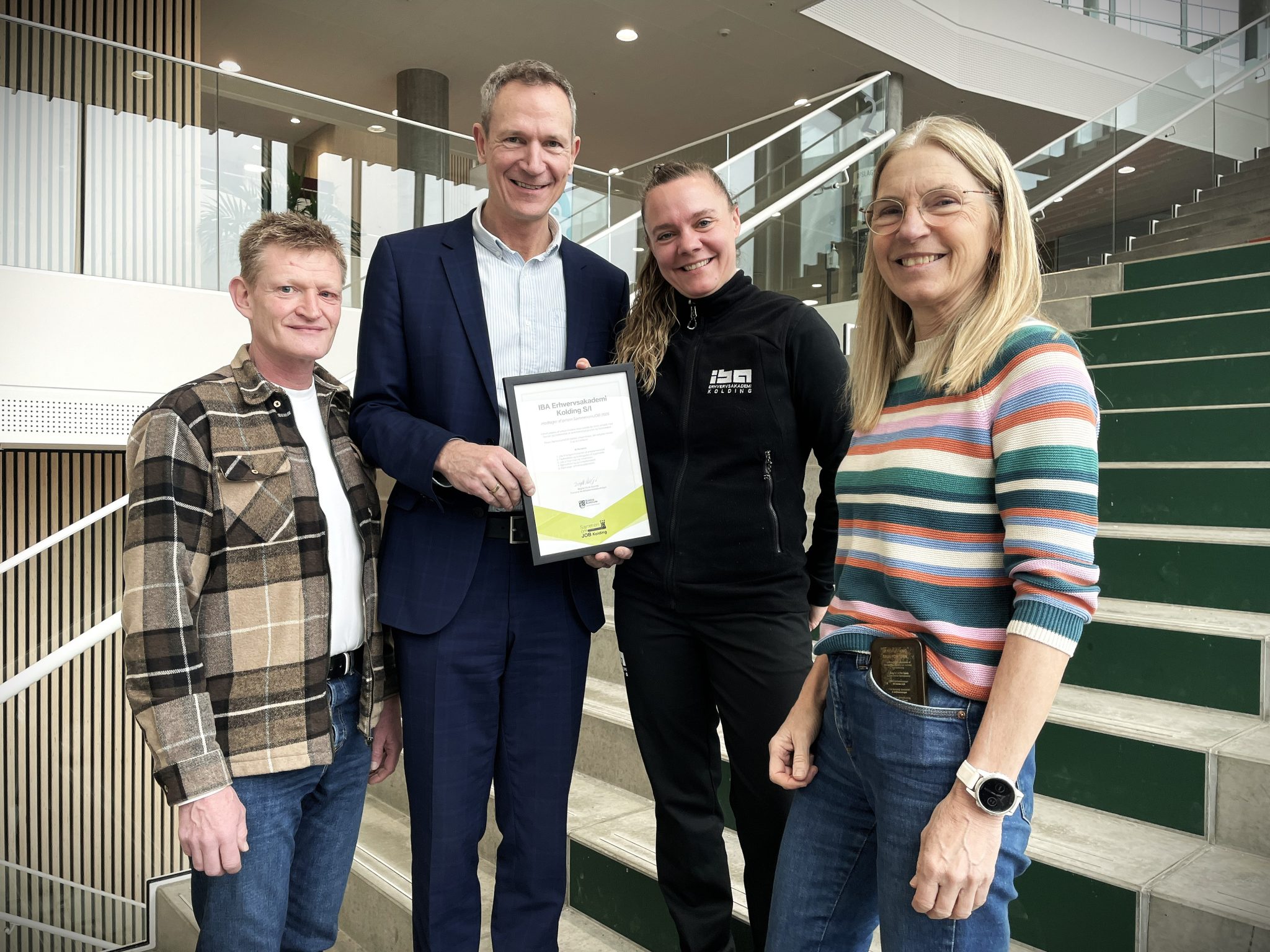 På fotoet ses fra venstre Michael Toft fra Jobcenter Kolding, IBA’s rektor Carsten Vikkelsøe, kantineleder Conni Juel Schou samt Gitte Grønbæk, der sidder i Kolding Byråd for Liberal Alliance.